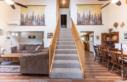 Yosemite Forks House | Selah Cabin- Dog Friendly/BBQ/Level 2 EV Charger