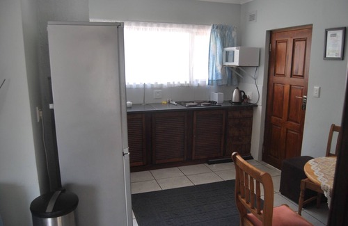 Manaba Beach House | Self Catering Cottage Sleeps 5 in two Bedrooms