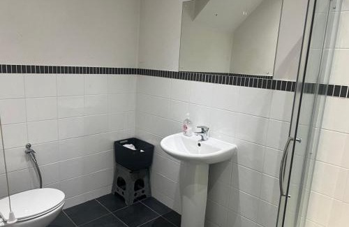 Manor House | Self contain studio with room, double bed, kitchen