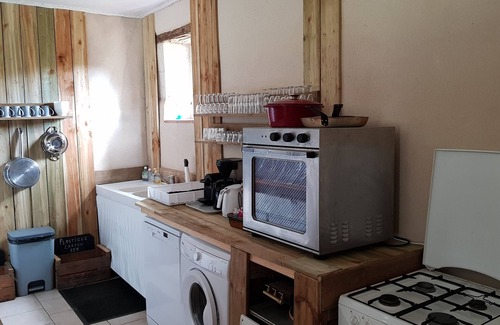 Broc Cottage | Self-contained 3-person apartment on a secluded estate with swimming pool