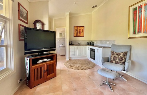 Waterhouse Cabin | Self contained cabin in quiet coastal bushland setting. Pet friendly!