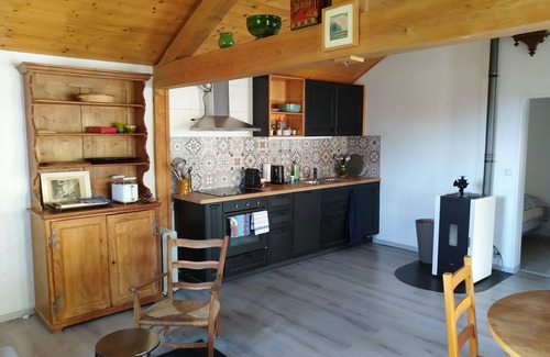 Cully House | self-contained with kitchen, terrace, 5 min from lake, station and shops