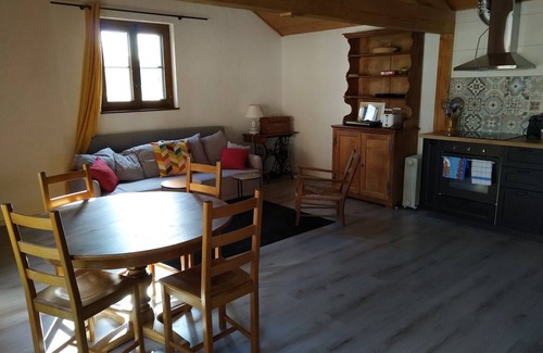 Cully House | self-contained with kitchen, terrace, 5 min from lake, station and shops