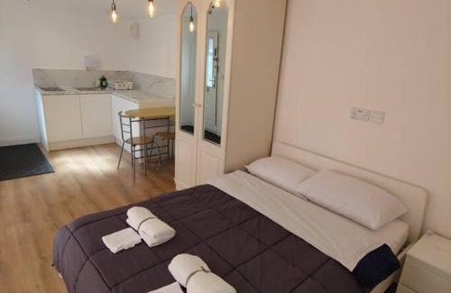 Watford Apartment | Self Contained, Double Bed Studio, private kitchen, private Bath, Walking distance to Harry Potter