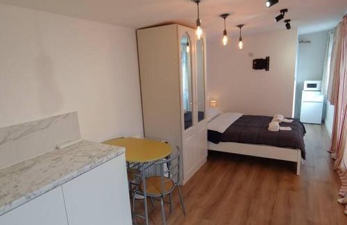 Watford Apartment | Self Contained, Double Bed Studio, private kitchen, private Bath, Walking distance to Harry Potter