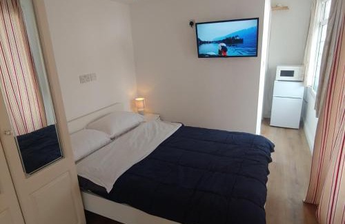 Watford Apartment | Self Contained, Double Bed Studio, private kitchen, private Bath, Walking distance to Harry Potter
