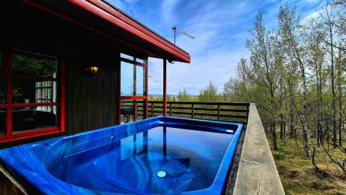 Laugarvatn House | Selið Cottage - Traditional Icelandic Summerhouse with hot tub