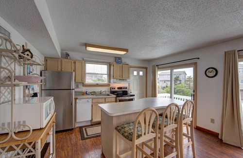 Avon Cottage | Semi-Oceanfront Beach Cottage I. Access across street to shops and restaurants