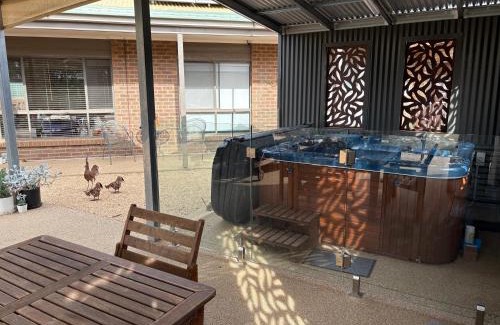 Maiden Gully House | Semi-private half house with games room & outdoor jacuzzi in Maiden Gully, Bendigo