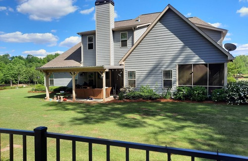 Senoia House | Senoia, GA 5 bed 4 bathroom, 2 miles from downtown Senoia!