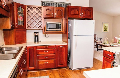 Elizabeth City Apartment | Separate Apartment in Beautiful Historic Riverside Neighborhood. Pets welcome!