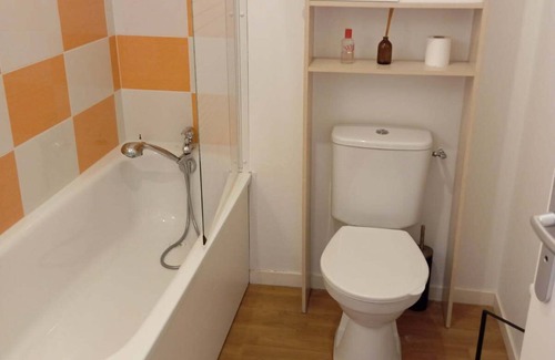 Colombelles Bed & Breakfast | Separate bedroom and bathroom. Ideal for business trips