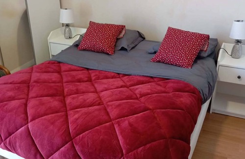 Colombelles Bed & Breakfast | Separate bedroom and bathroom. Ideal for business trips
