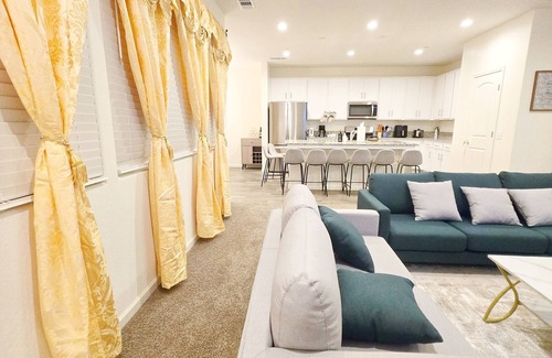 Tulare House | Sequoia Explorer's Retreat in Tulare, 3BDs/2.5 Baths, 5mins to Shopping Center