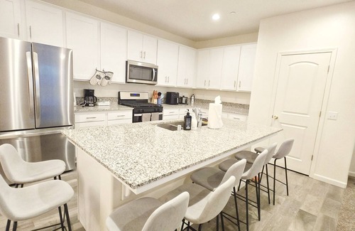 Tulare House | Sequoia Explorer's Retreat in Tulare, 3BDs/2.5 Baths, 5mins to Shopping Center