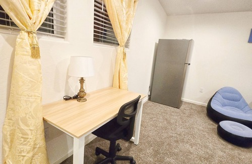 Tulare House | Sequoia Explorer's Retreat in Tulare, 3BDs/2.5 Baths, 5mins to Shopping Center