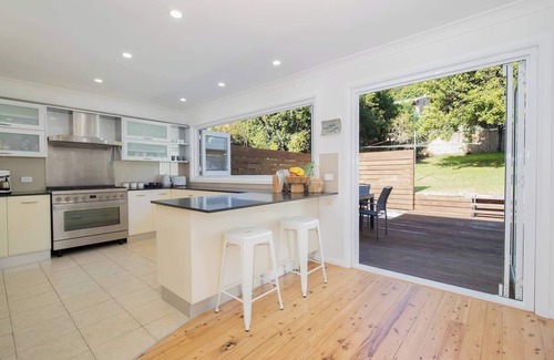 Woy Woy Bay Cottage | Serena Cottage Sunlit Escape by Woy Woy Bay Wharf