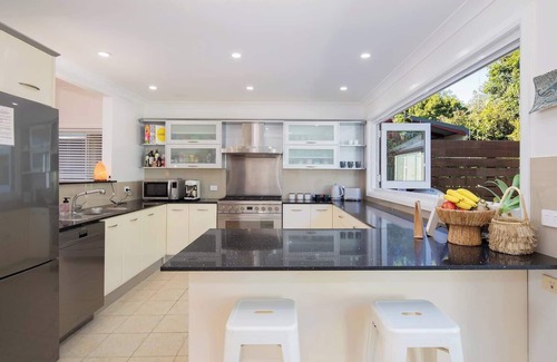 Woy Woy Bay Cottage | Serena Cottage Sunlit Escape by Woy Woy Bay Wharf