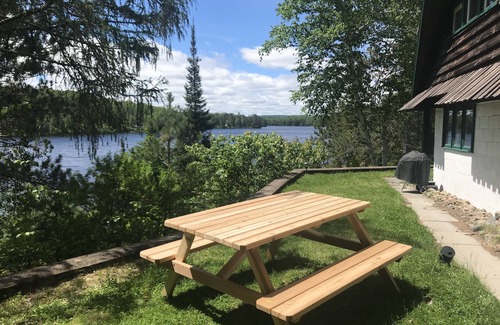 Hastings Highlands Cottage | Serendipity Lodge - 4 bed, lakefront, near Algonquin. Hot Tub and Sauna!
