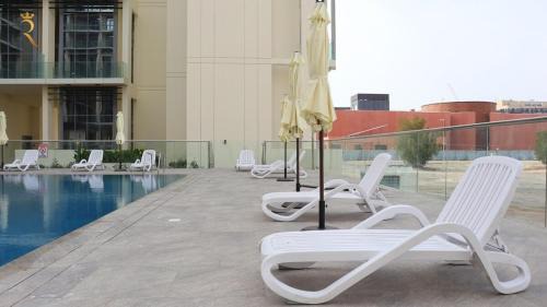 Masdar City Apartment | Serene 1BR Oasis 2 Retreat with Pool - Easy Airport Access & Near Masdar Park