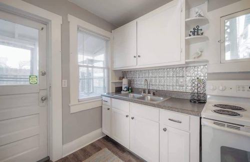 South Seminole Heights House | Serene Beachy Bungalow with Large Screened Porch!