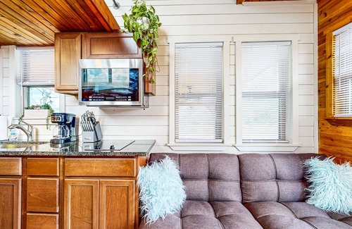 Harper Cabin | Serene cabins with full kitchens, AC + free wifi