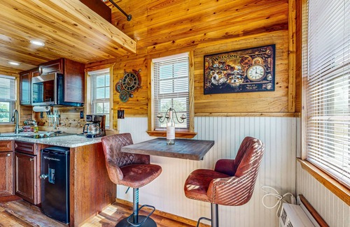 Harper Cabin | Serene cabins with full kitchens, AC + free wifi