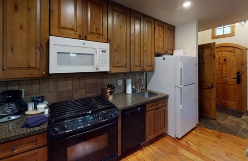 Tamarack Cottage | Serene Cottage | Ski-In/Ski-Out Private Hot Tub