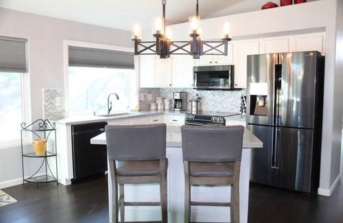 Sun Groves House | Serene Escape and Modern Comfort, Pool Heater, BBQ