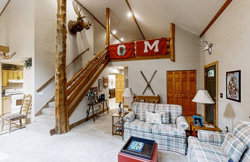 Brutus Cabin | Serene Home with Fire pit, Hammock, Loft, WIFI & Private W&D