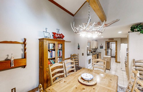 Brutus Cabin | Serene Home with Fire pit, Hammock, Loft, WIFI & Private W&D