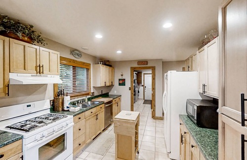 Brutus Cabin | Serene Home with Fire pit, Hammock, Loft, WIFI & Private W&D