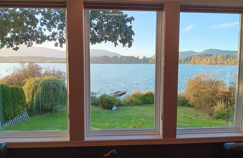 North Cowichan House | Serene Lakefront Retreat: Your Perfect Getaway