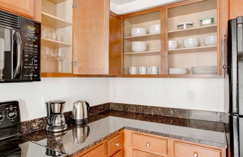 Logan Circle Apartment | Serene Logan Circle 1BR w/Gym, W/D & Pool, walk to bars, by Blueground