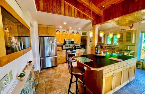 Wilson Creek House | Serene Mountain Retreat Abundant Wildlife 4BR Starlink Internet EV Charger