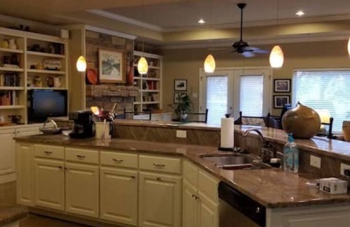 Morrilton House | Serene Mountaintop Retreat