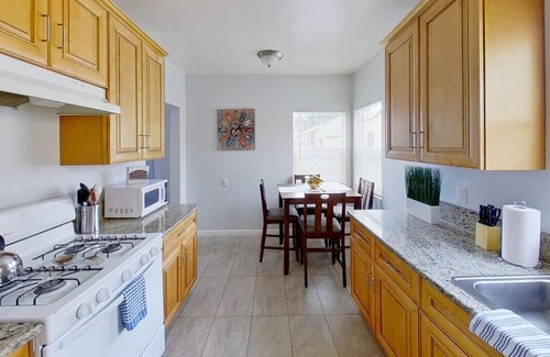 Glendale House | SERENE OASIS: BEAUTIFUL 1BR HOUSE in GLENDALE w/PRIVATE PATIO & PARKING p5