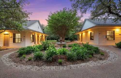 Crawford Apartment | Serene & Private Queen Suite #9 @Gathering Oaks Retreat