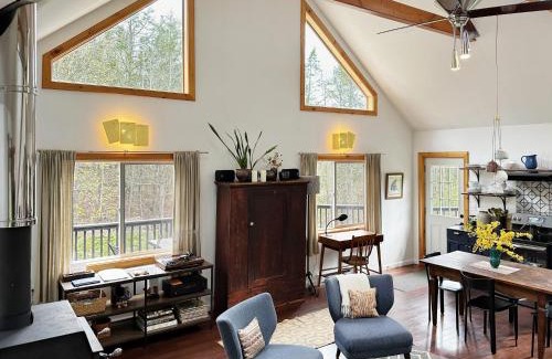 Phoenicia House | Serene Retreat on a Stream