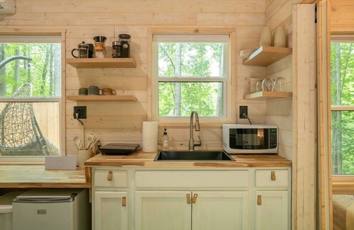 Sylva House | Serene, Romantic Getaway, Outdoor Shower, and Hiking!