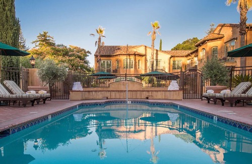 Los Gatos Hotel | Serene Room with Outdoor Pool & Free Parking, Near Silicon Valley