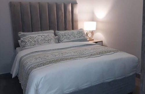 Quigney Beach Apartment | Serene Sanctuary with Ocean View