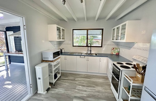 Brisbane Waterfront Cottage | Serenity by the Sea: Island Waterfront Oasis