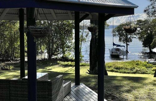 Brisbane Waterfront Cottage | Serenity by the Sea: Island Waterfront Oasis