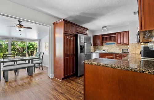 Beachway Estates House | Serenity Tiki Beach House | King Size Bed!