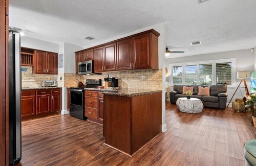 Beachway Estates House | Serenity Tiki Beach House | King Size Bed!
