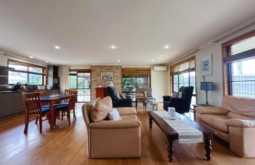 Seven Mile Beach House | Seven Mile Beach House - 5 minutes to the Airport