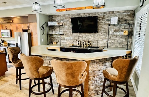 Rockwood House | Seven Springs 3BR Condo w/Loft in Woodridge - Fully Updated w/Private Hot Tub