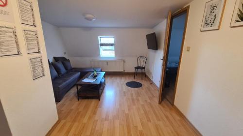 Crimmitschau Apartment | Seyfarthrooms - Monteurwohnung Crimmitschau 7 - voll ausgestattet, 2 Schlafzimmer, WLAN inklusive