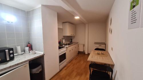 Crimmitschau Apartment | Seyfarthrooms - Monteurwohnung Crimmitschau 7 - voll ausgestattet, 2 Schlafzimmer, WLAN inklusive